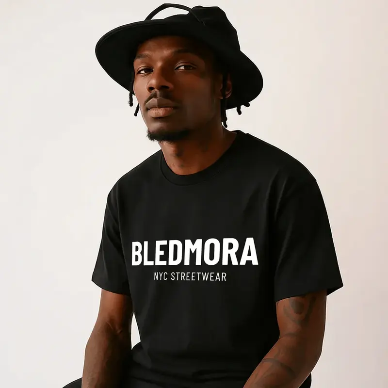 Modelo con la camiseta de la marca